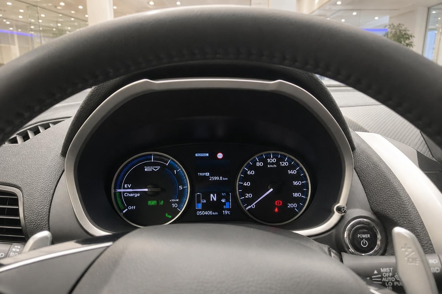 Cockpit-Anzeige mit Tacho und Ladestandsanzeige eines Plug-in-Hybrid Fahrzeugs
