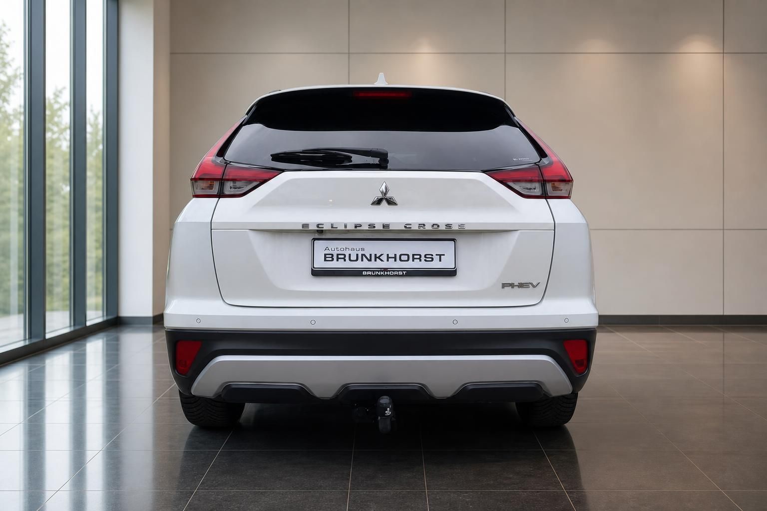 Mitsubishi Eclipse Cross PHEV weiß, Heckansicht im Autohaus Brunkhorst