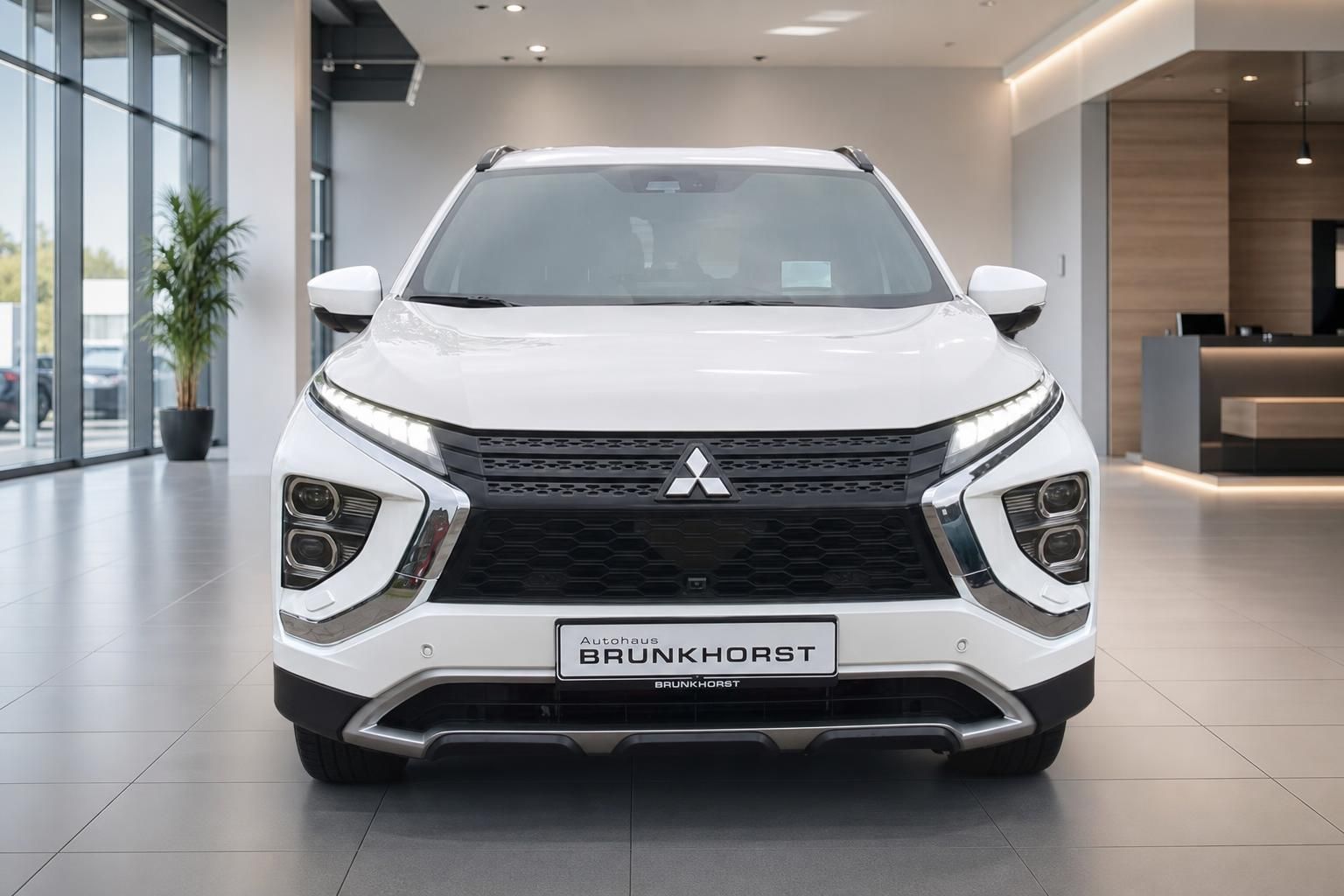 Mitsubishi Eclipse Cross weiß, Frontansicht im Showroom Autohaus Brunkhorst