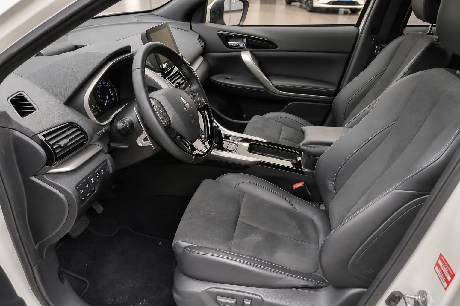 Mitsubishi Eclipse Cross Innenraum mit schwarzer Lederausstattung und Cockpit