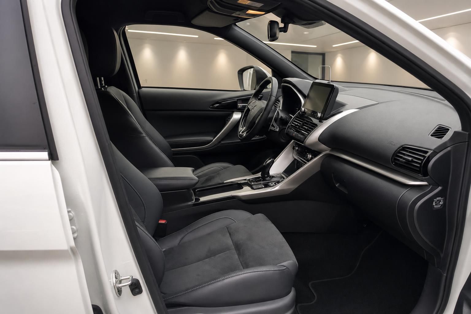 Mitsubishi Innenraum mit Vordersitzen und Cockpit in Schwarz