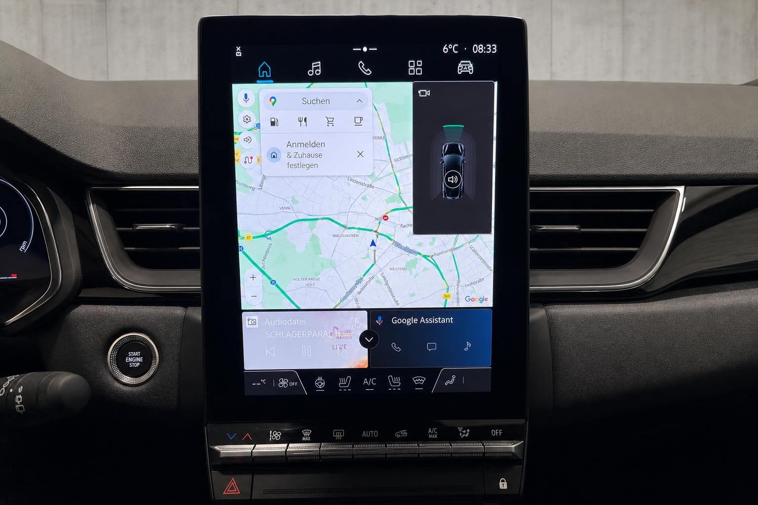 Touchscreen mit Navigationskarte und Google Assistant im Auto