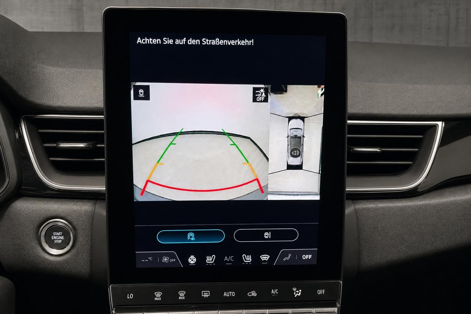 Mitsubishi Cockpit Display mit 360-Grad-Kamera und Parkassistent