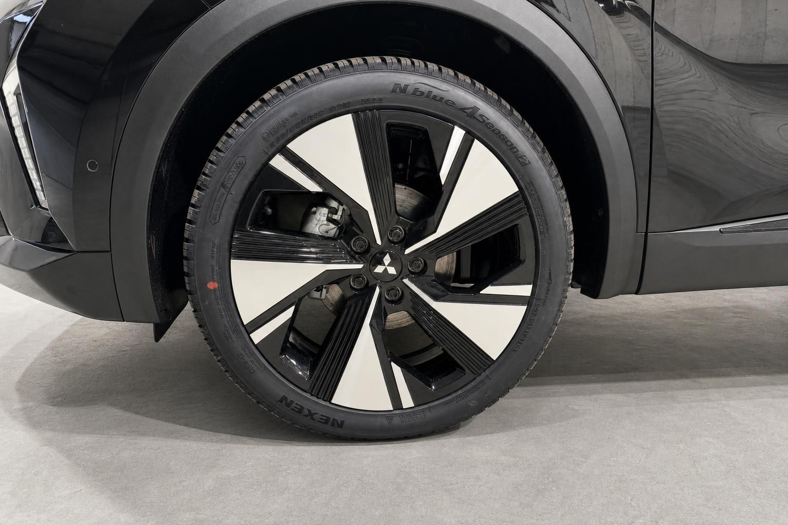 Mitsubishi SUV schwarz, Detailansicht Leichtmetallfelge mit Nexen Reifen