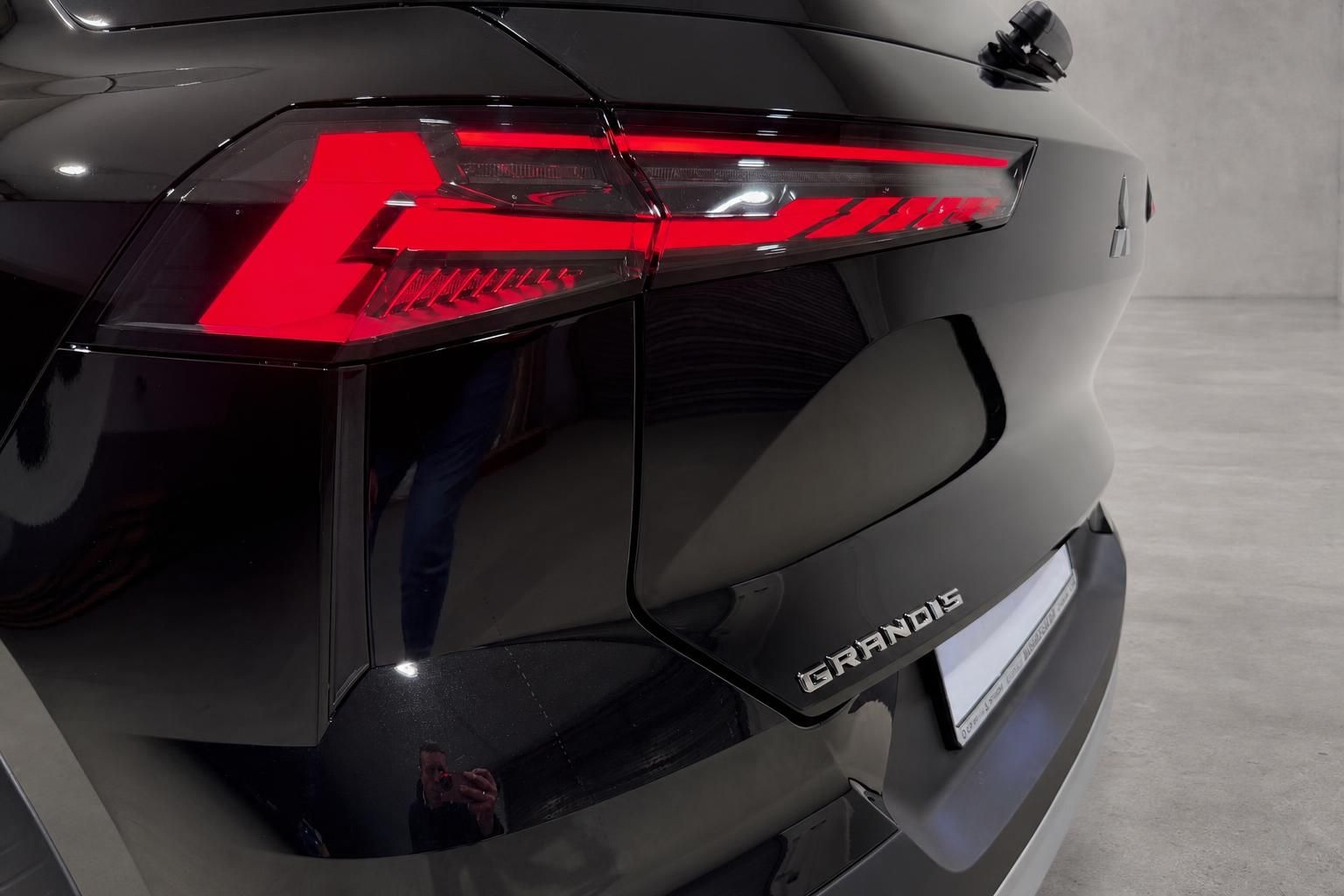 Mitsubishi Grandis Heckleuchte mit rotem LED-Design Nahaufnahme