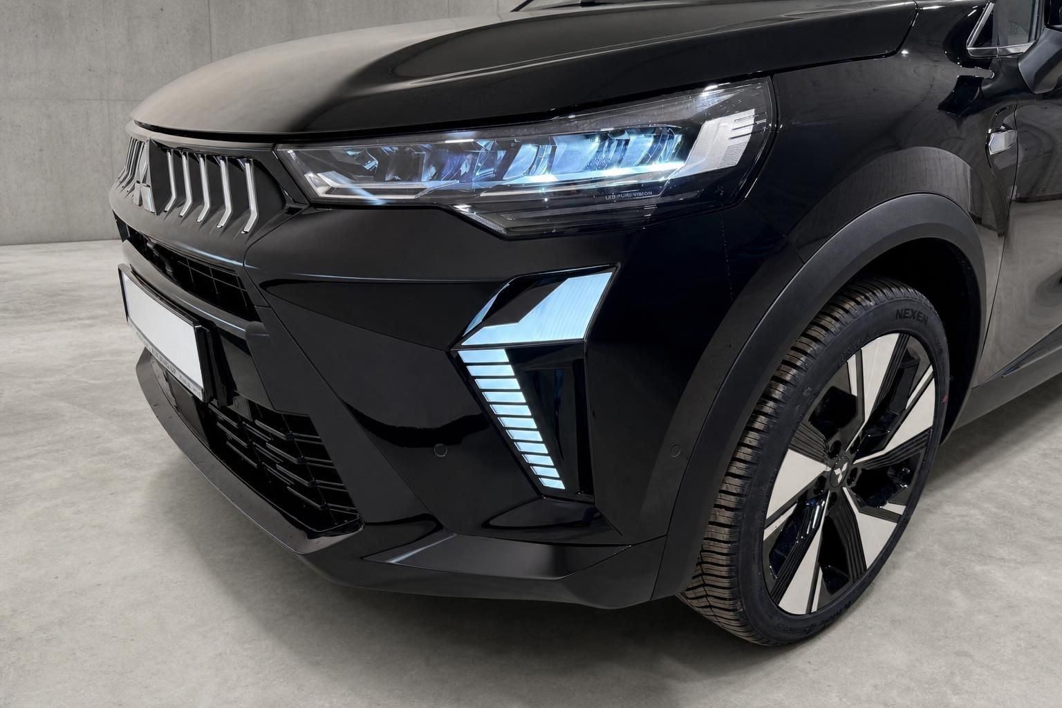 Mitsubishi SUV schwarz, Frontpartie mit LED-Scheinwerfern und Felge Nahaufnahme