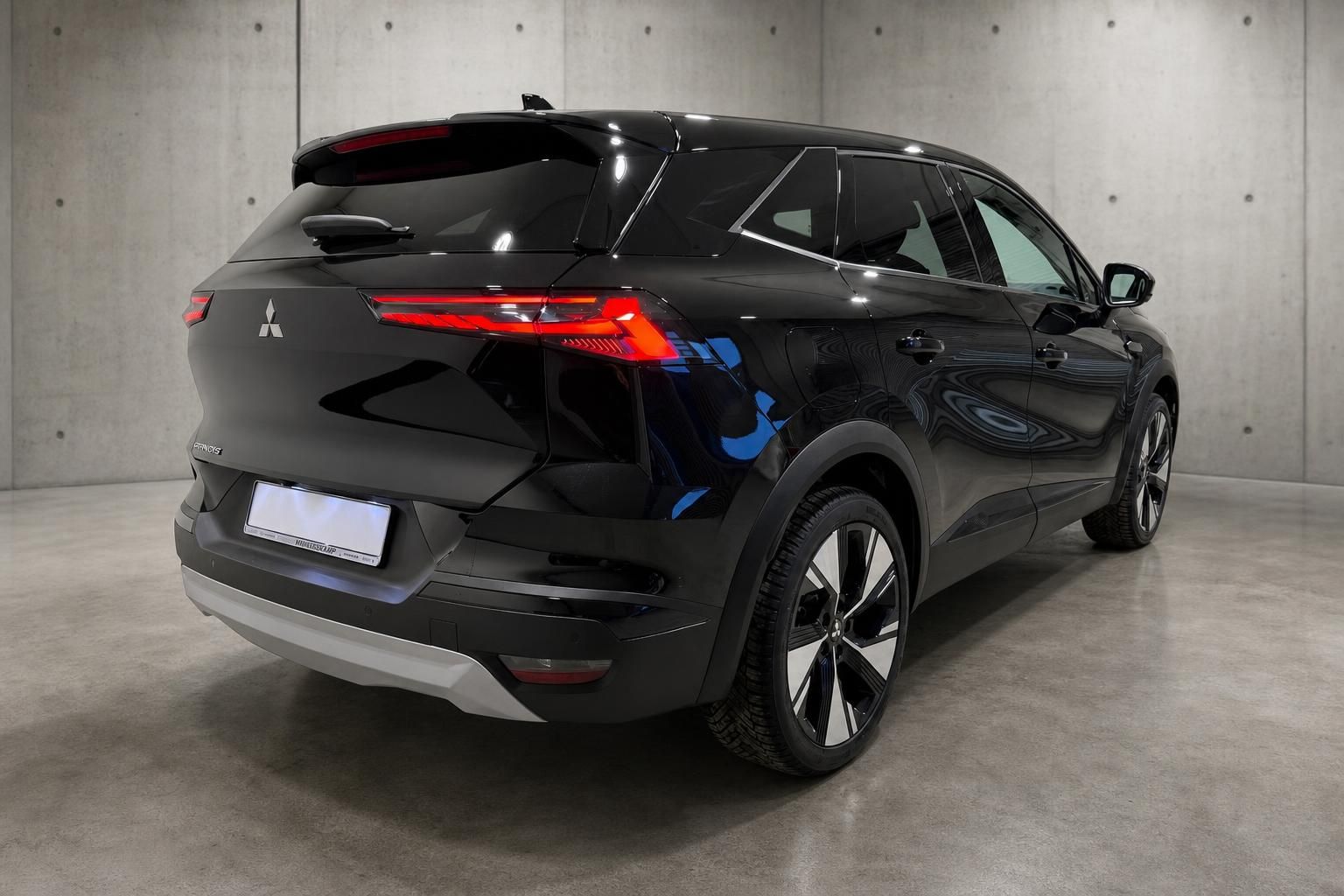 Mitsubishi Grandis schwarz Heckansicht mit LED-Ruecklichtern im Studio