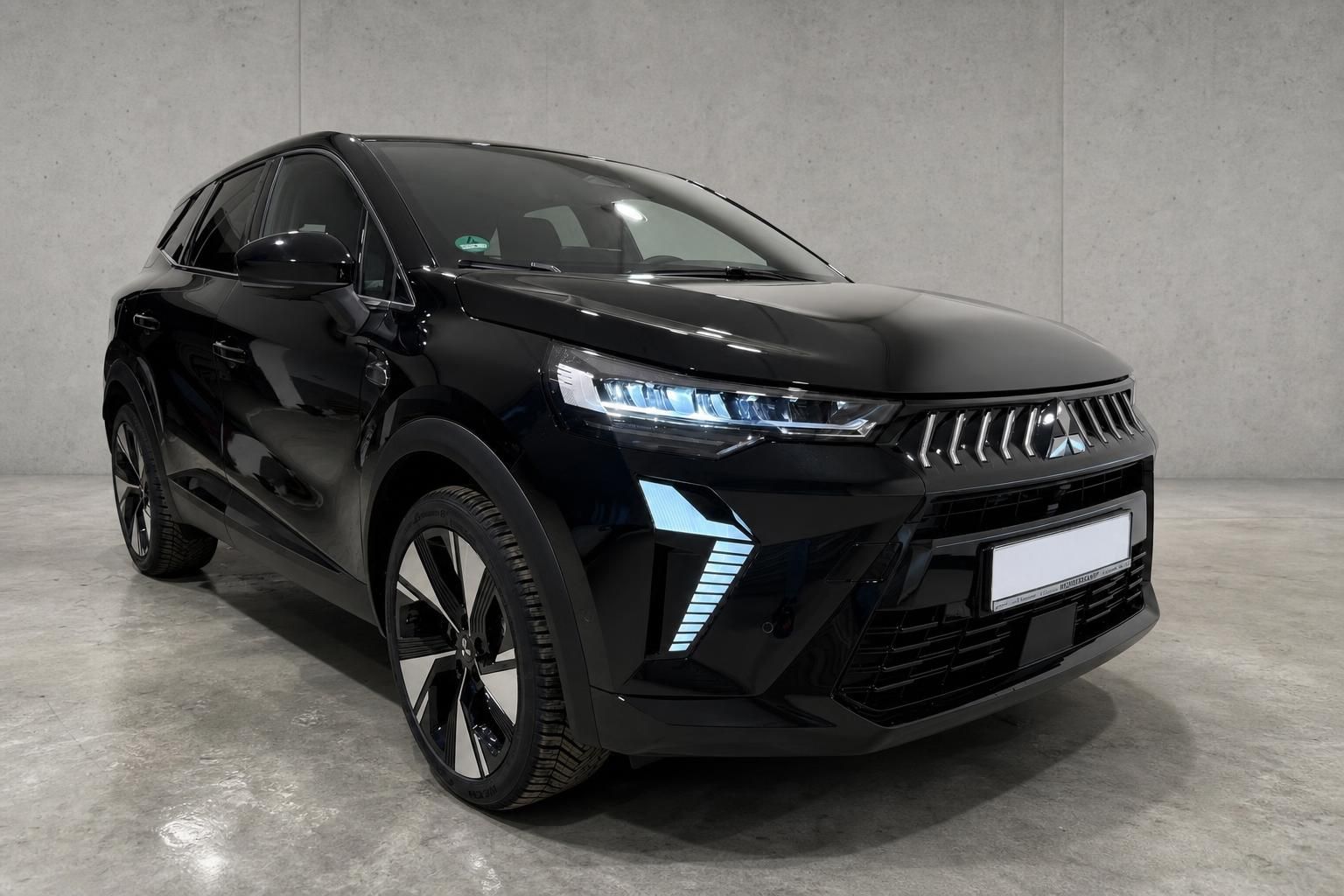 Mitsubishi SUV schwarz Frontansicht mit LED-Scheinwerfern und Alufelgen