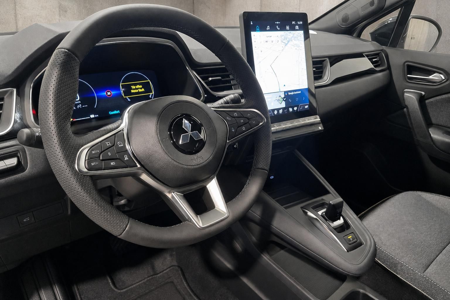 Mitsubishi Cockpit mit Lenkrad und Touchscreen-Navigation