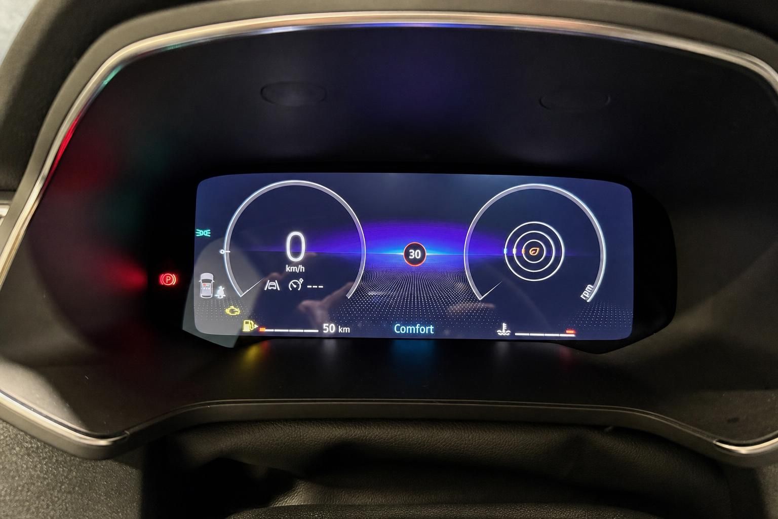 Digitales Fahrerdisplay mit Drehzahlmesser im Fahrzeug