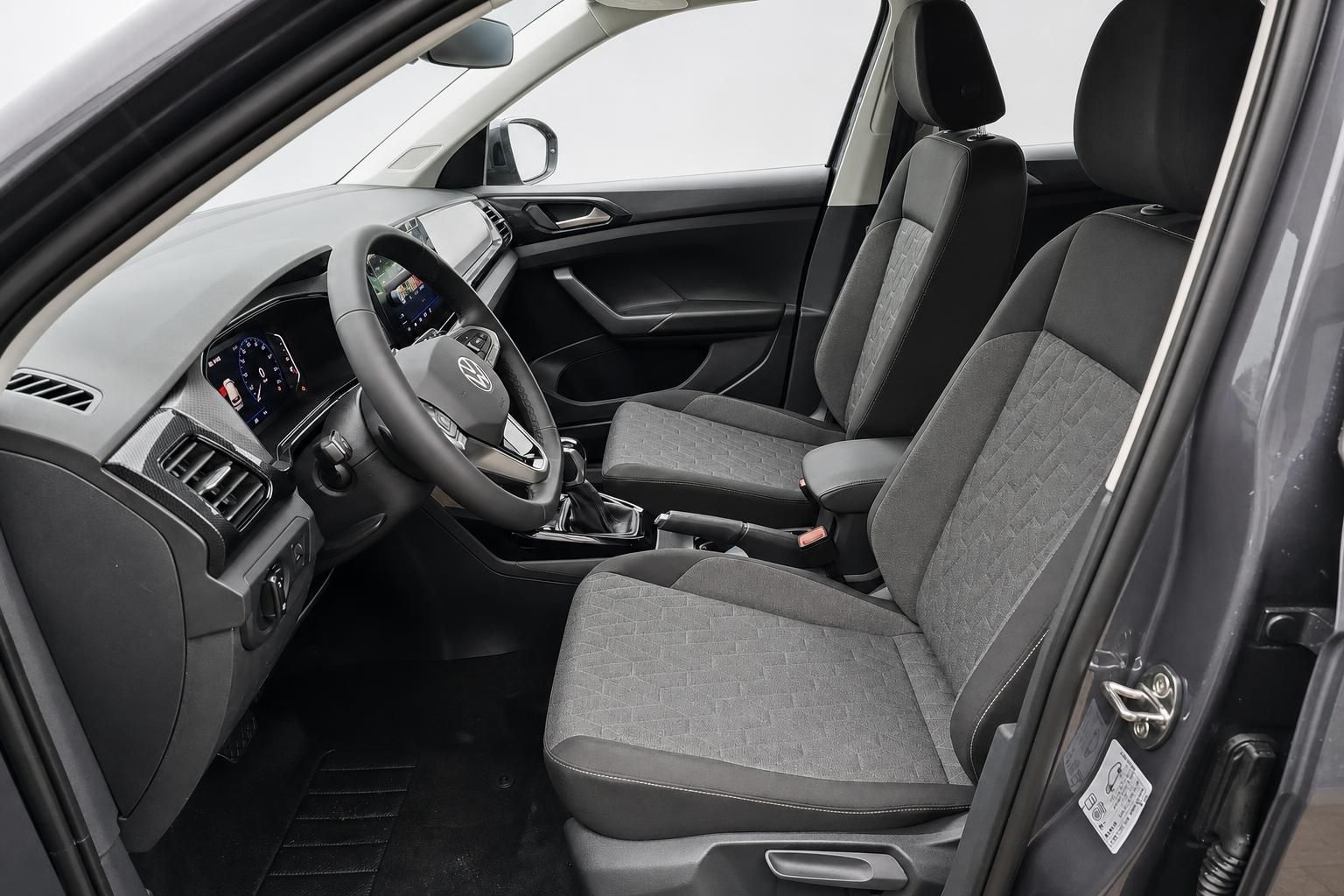 Innenraum VW T-Cross mit Sportsitzen und digitalem Cockpit