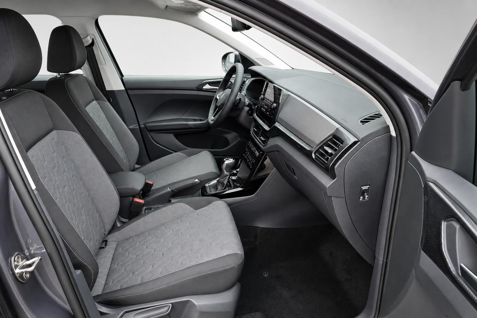 VW T-Cross Interieur, Blick auf Armaturenbrett und Vordersitze