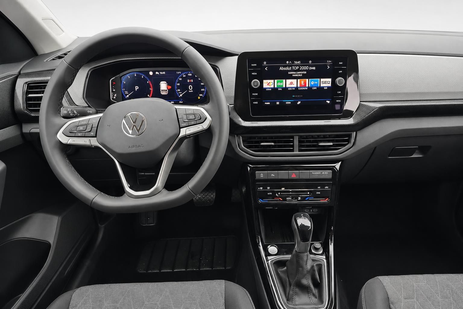 VW Cockpit mit Lenkrad, Digitaltacho und Touchscreen-Infotainment