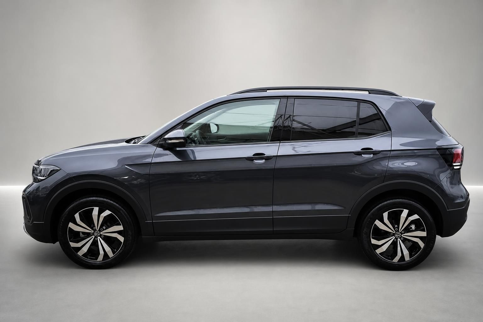 VW T-Cross in Grau, Seitenansicht mit Panoramadach und Alufelgen