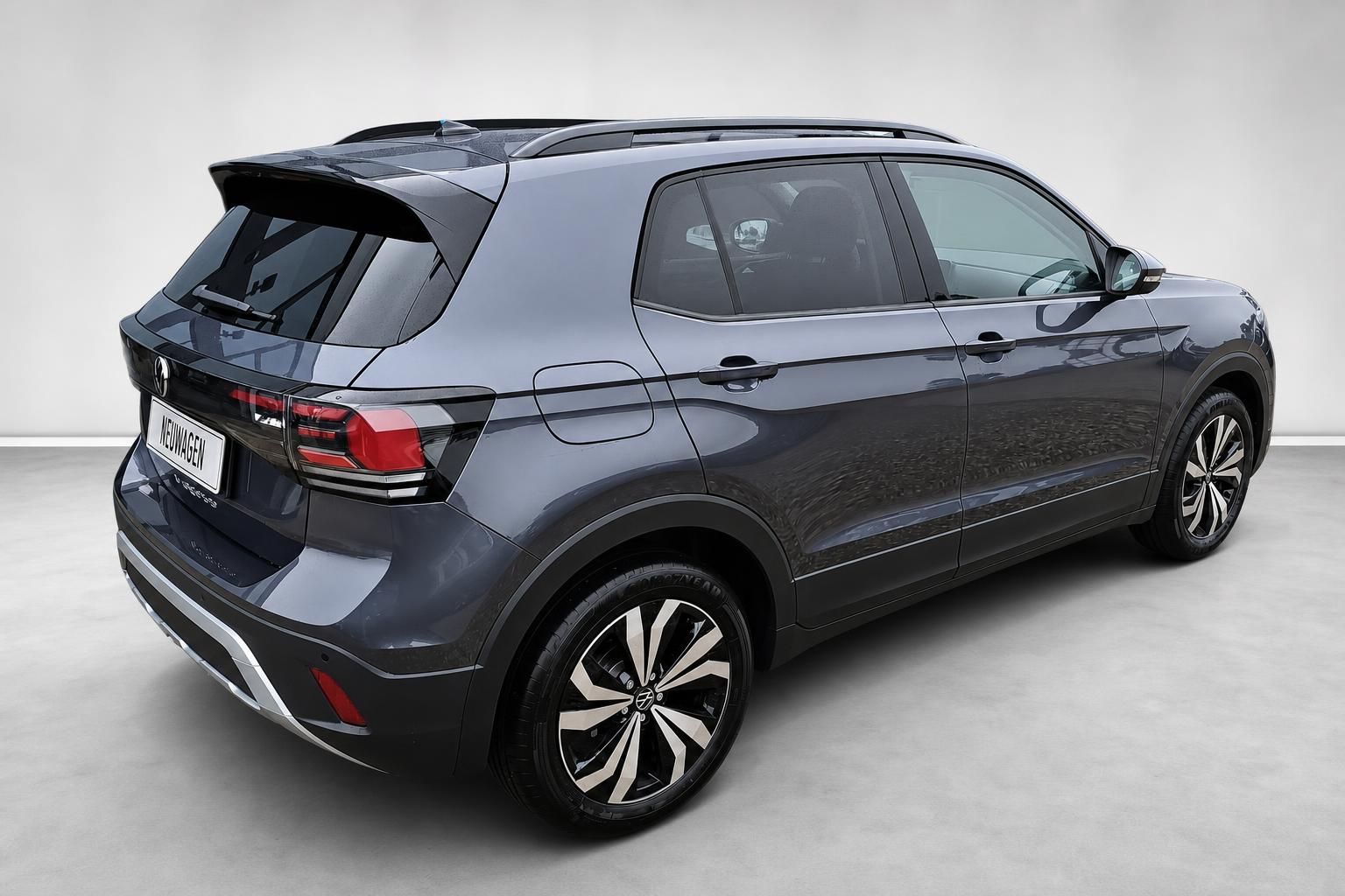 VW T-Cross Heckansicht, grau mit Dachreling und Sportauspuff