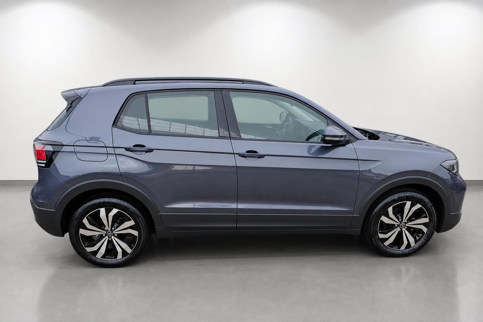 Volkswagen T-Cross seitlich, graue Lackierung und Leichtmetallfelgen