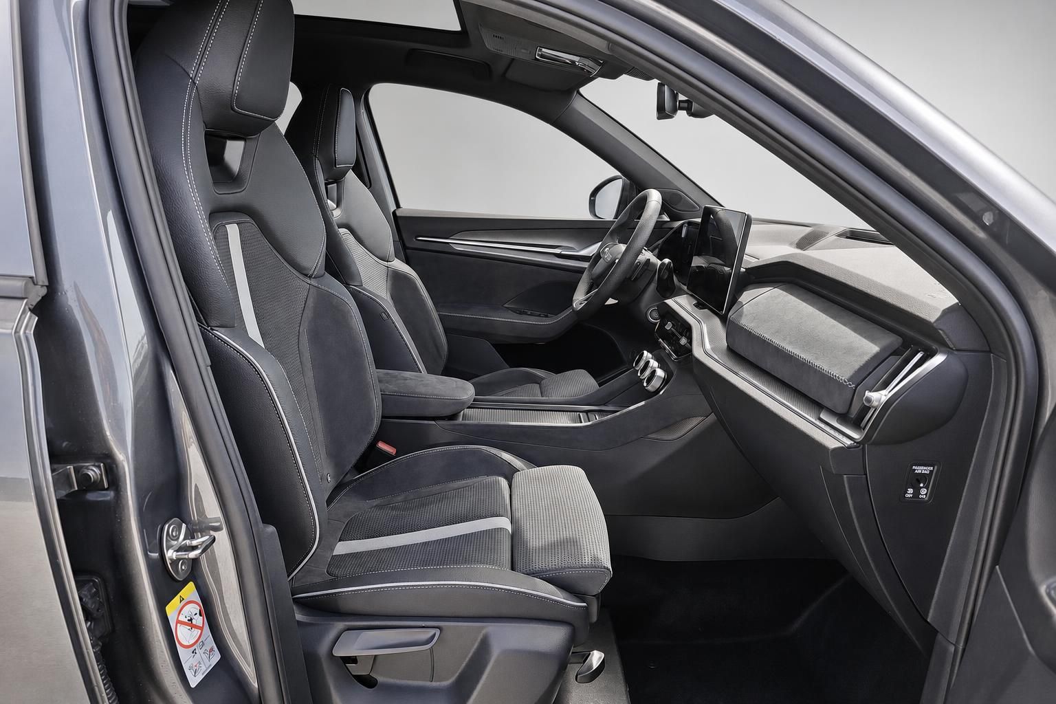 Skoda Innenraum Vordersitze und Cockpit mit Multifunktionslenkrad