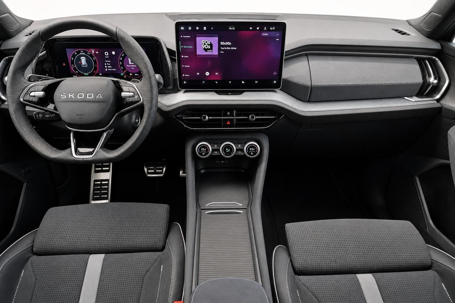 Skoda Cockpit mit Lenkrad, Digitaltacho und Infotainment-Touchscreen