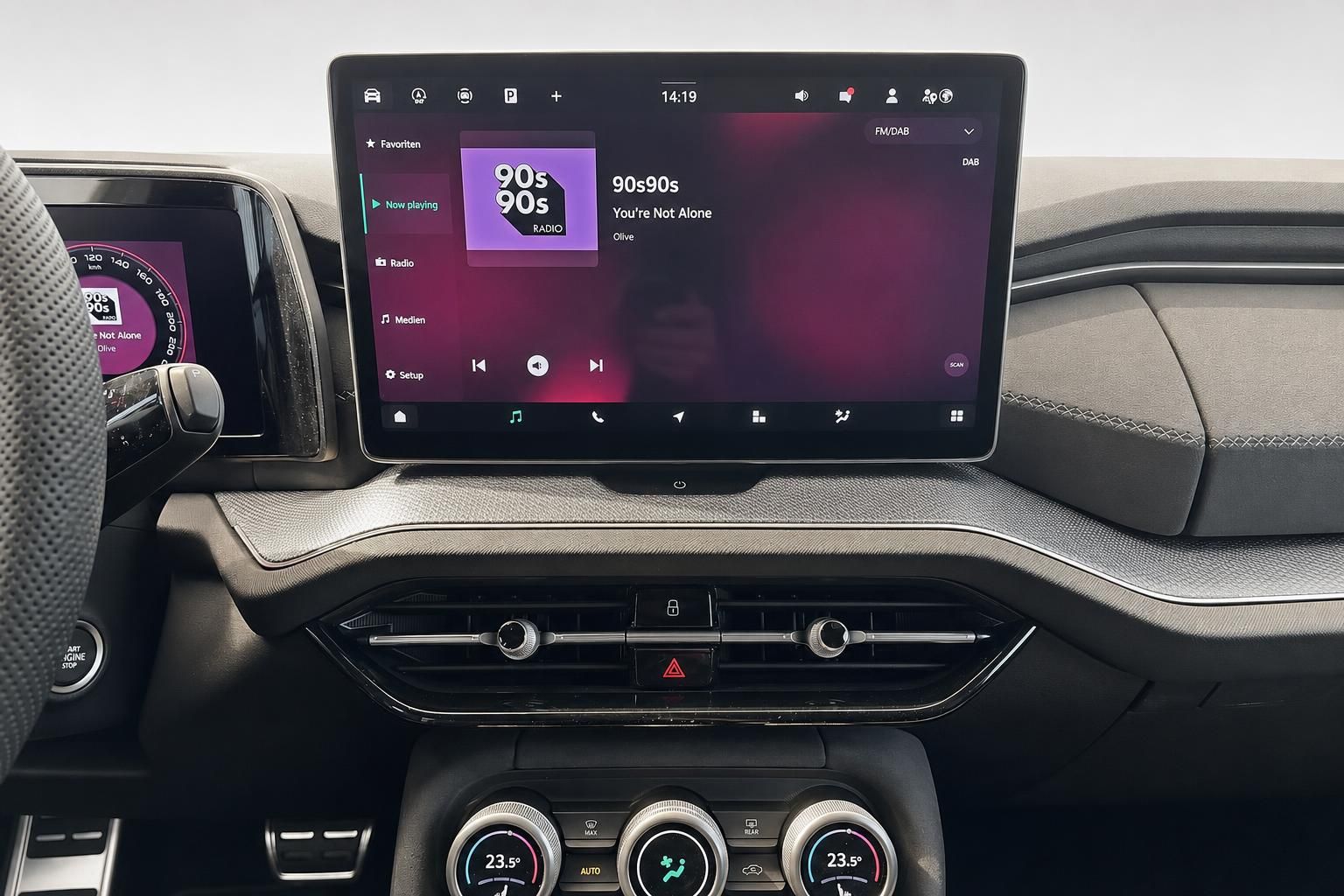 Infotainment-Touchscreen im Skoda mit Radioanzeige und Klimabedienung