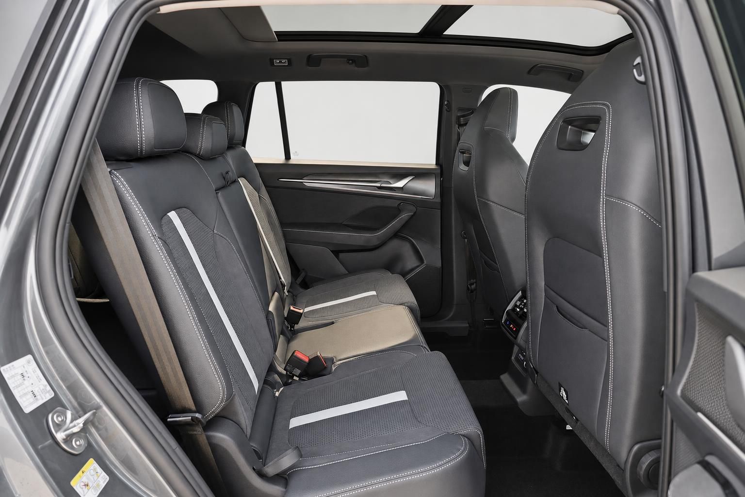 Rücksitze eines Skoda SUV mit Panoramadach und viel Beinfreiheit