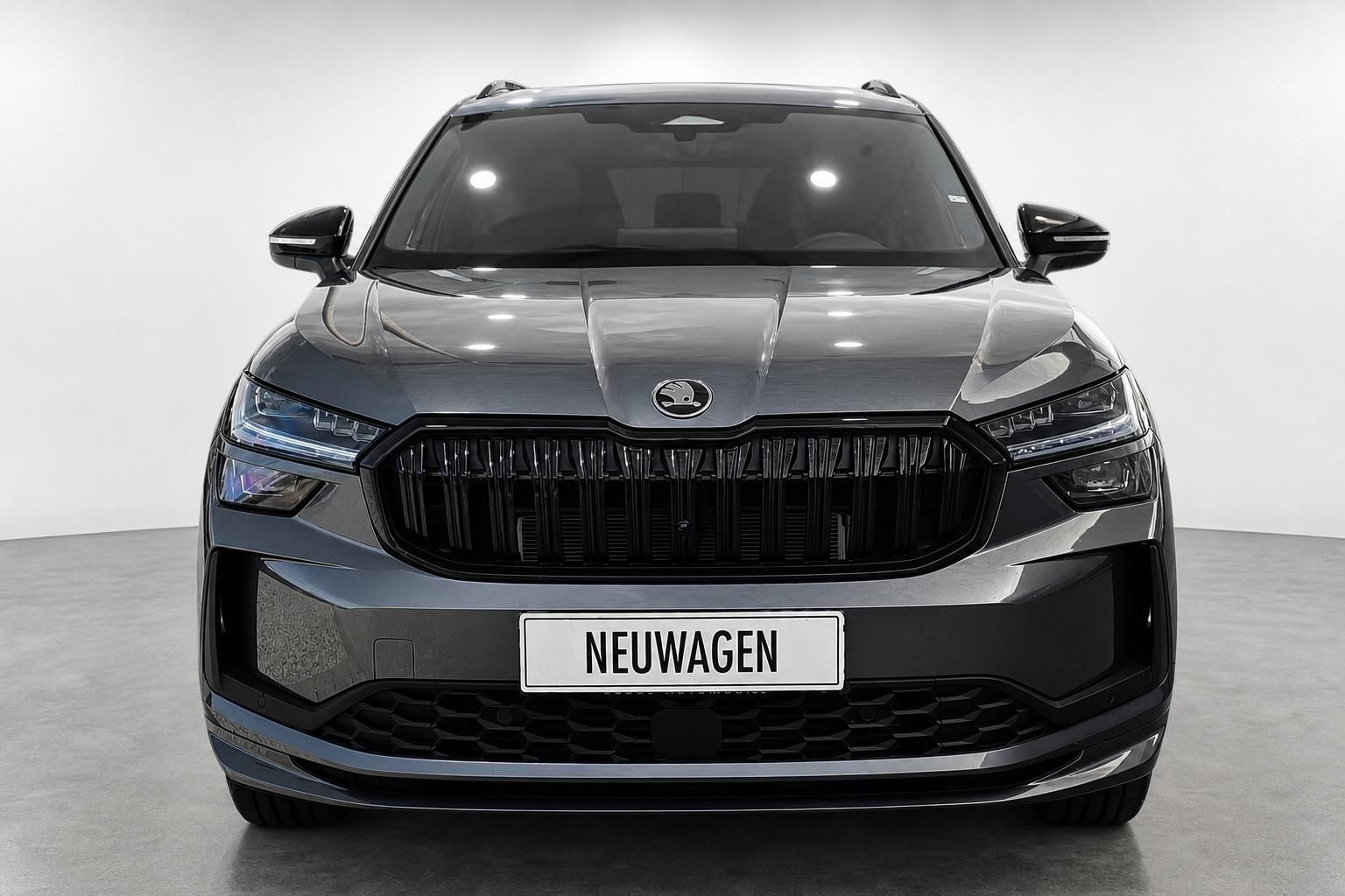 Skoda Kodiaq Neuwagen, Frontansicht mit Kuehlergrill im Studio