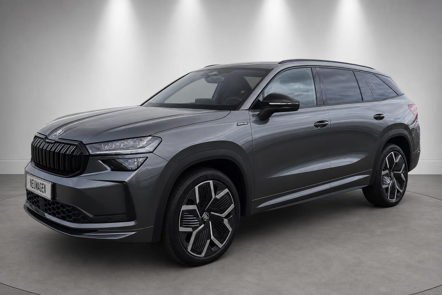 Skoda Kodiaq Neuwagen in Grau, Frontansicht schraeg im Studio