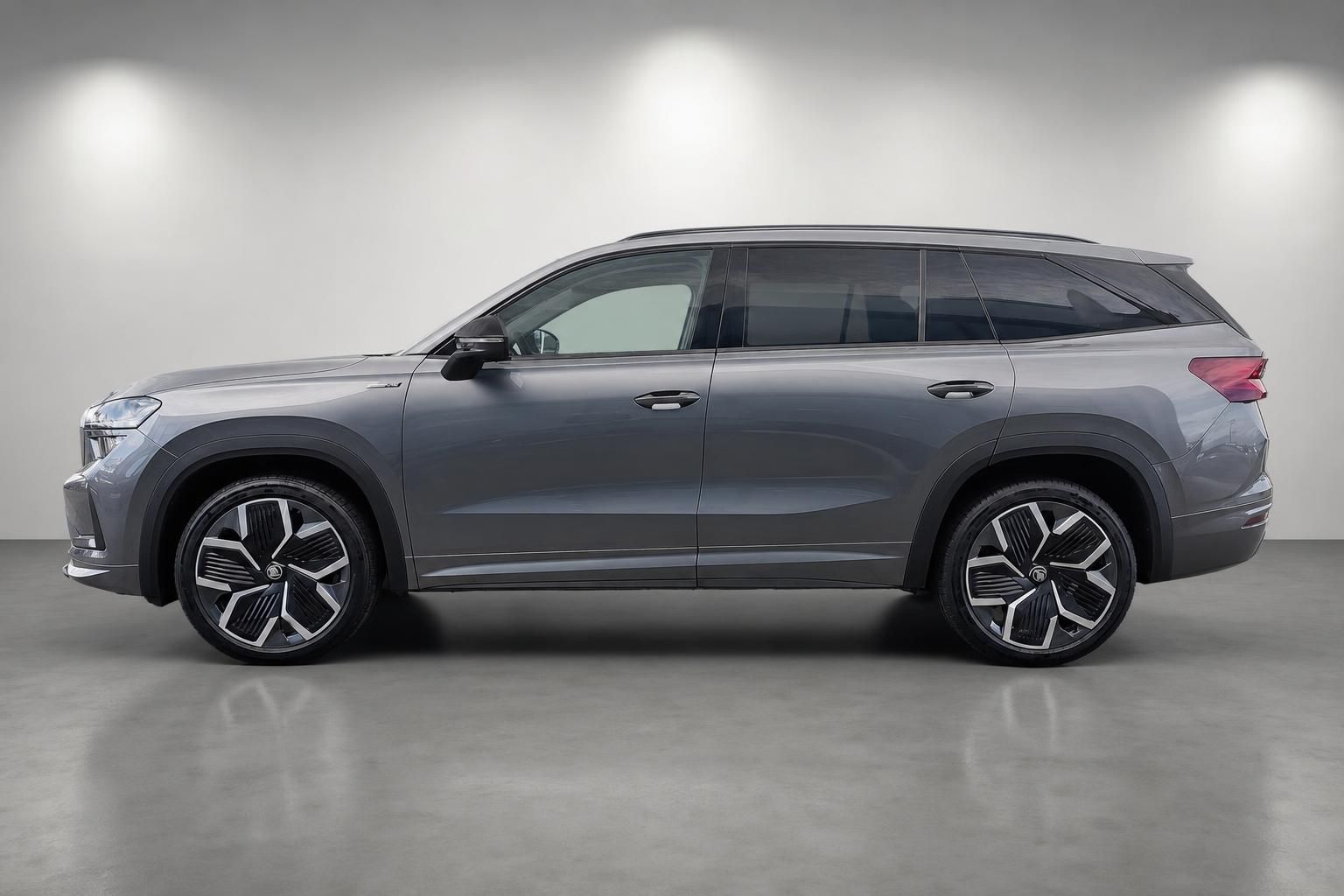 Skoda Kodiaq SUV in Grau, Seitenansicht im Fotostudio