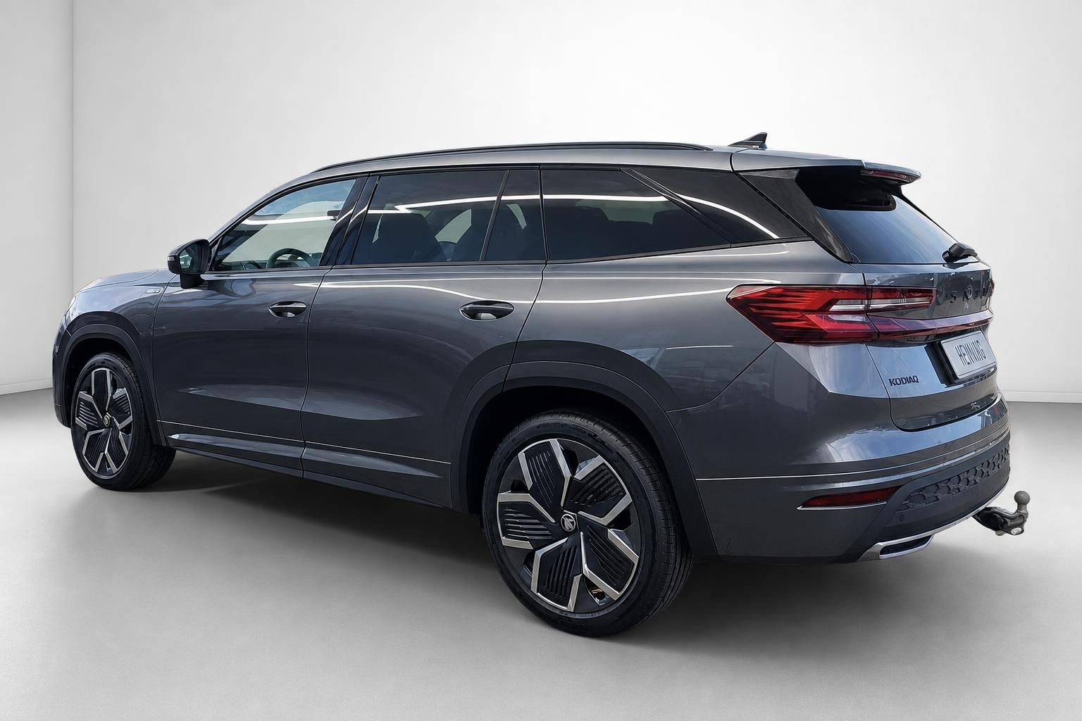 Skoda Kodiaq SUV in Grau, Heckansicht mit Anhaengerkupplung
