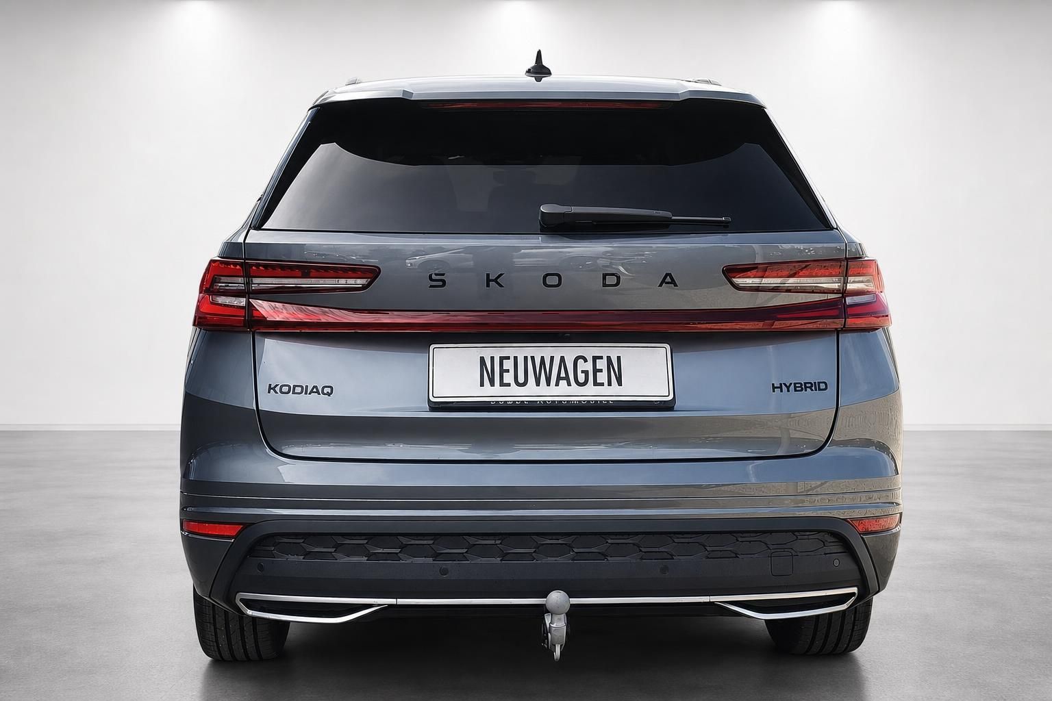 Skoda Kodiaq Hybrid Heckansicht mit Anhaengerkupplung im Studio