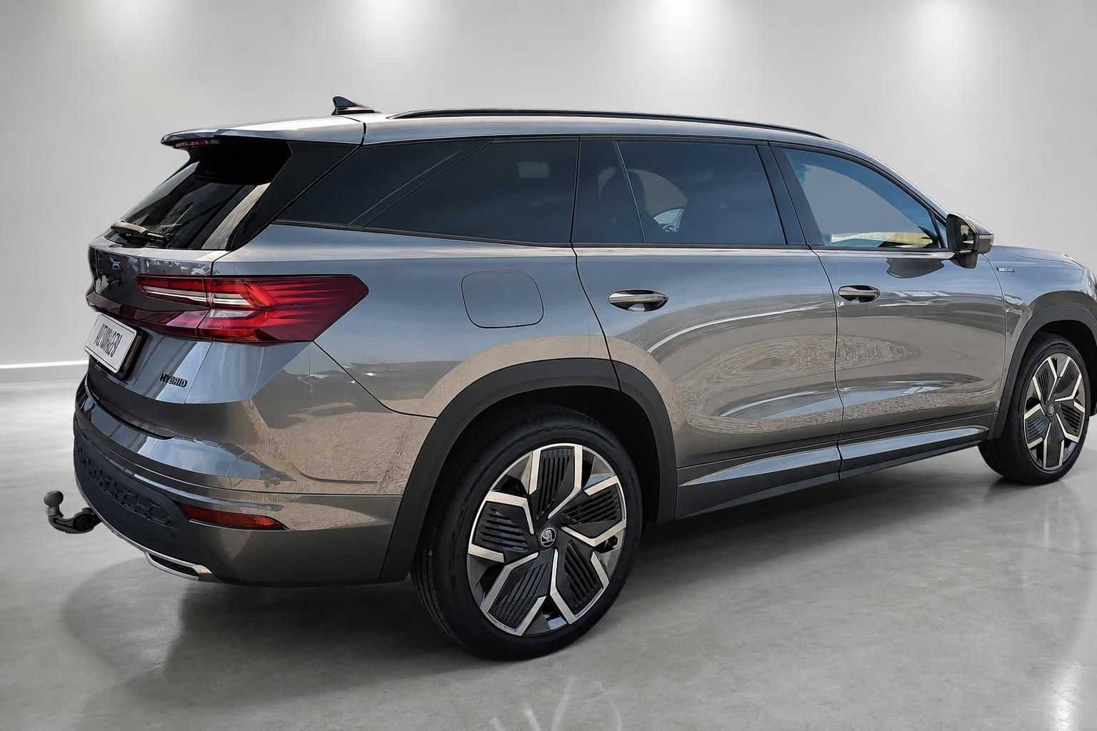 Skoda Kodiaq Hybrid grau Seitenansicht hinten mit Alufelgen