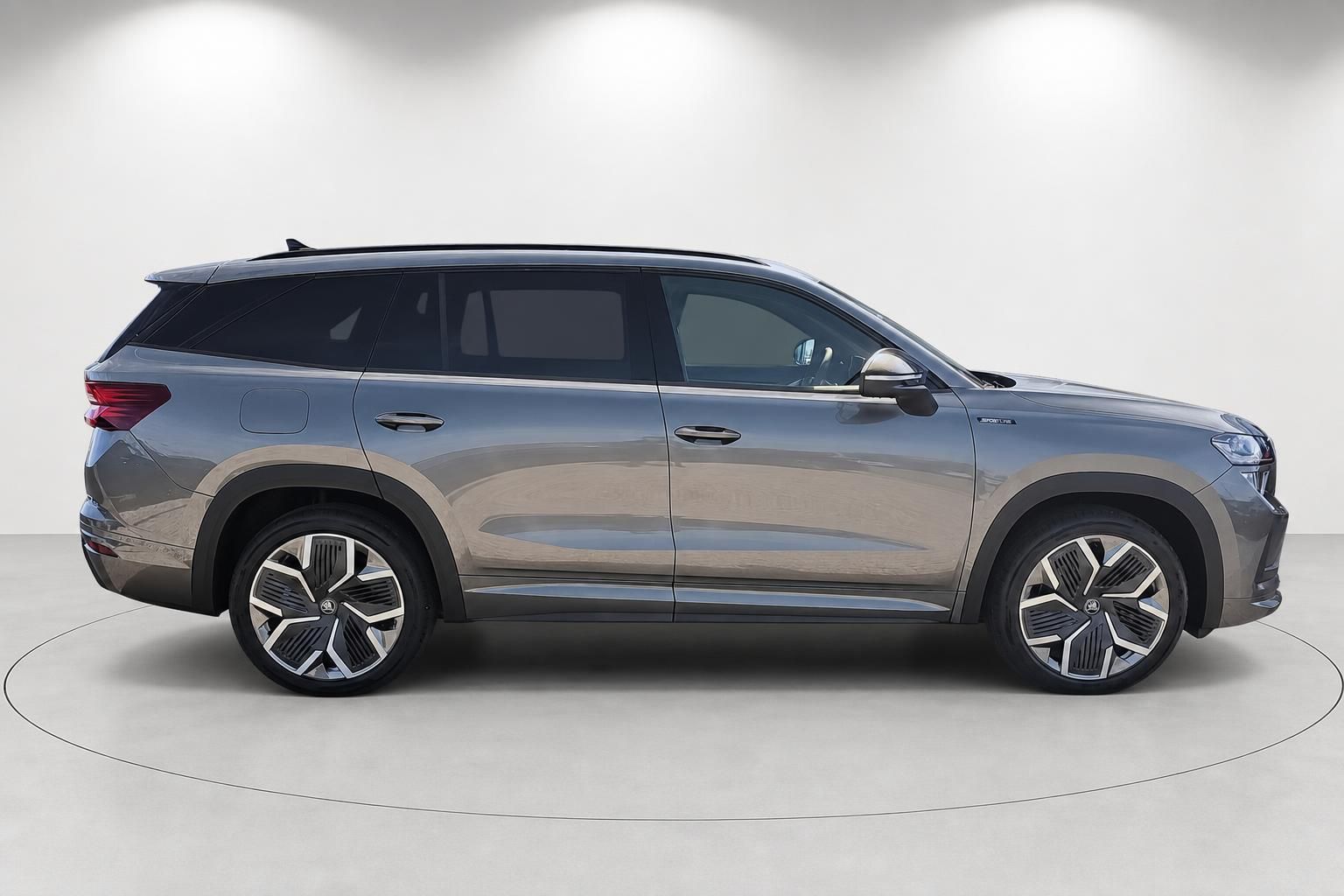 Skoda Kodiaq Sportline Seitenansicht grau im Fotostudio
