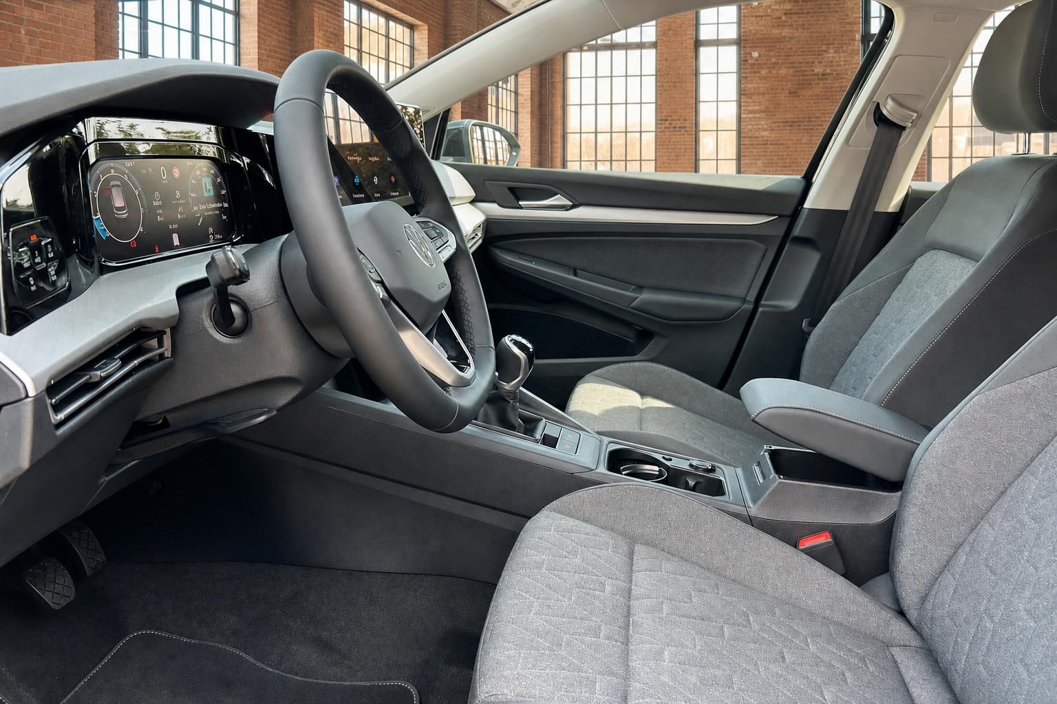VW Fahrzeuginnenraum mit Vordersitzen und Mittelkonsole im Detail