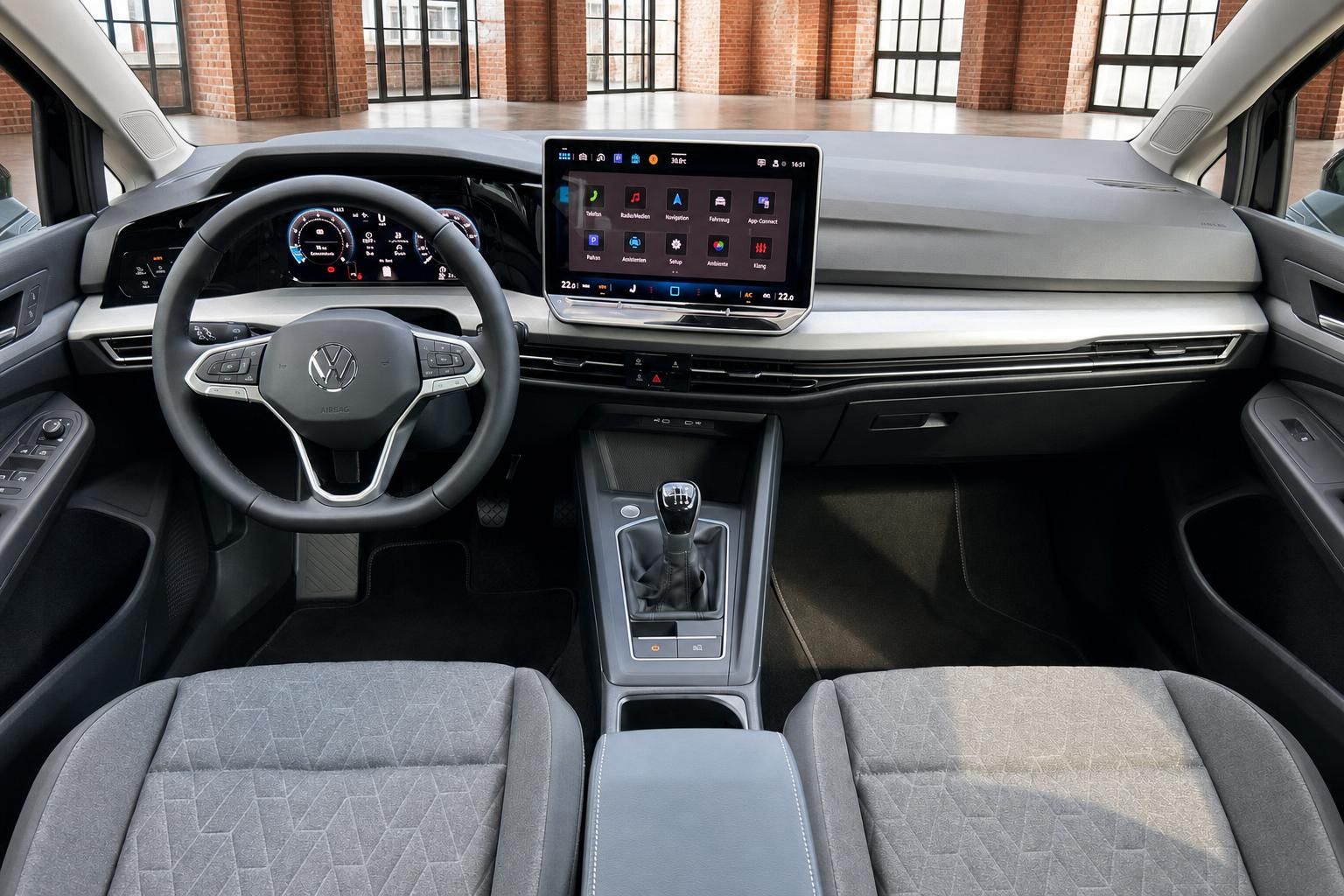 VW Cockpit Ansicht mit Lenkrad, Sitzen und digitalem Display