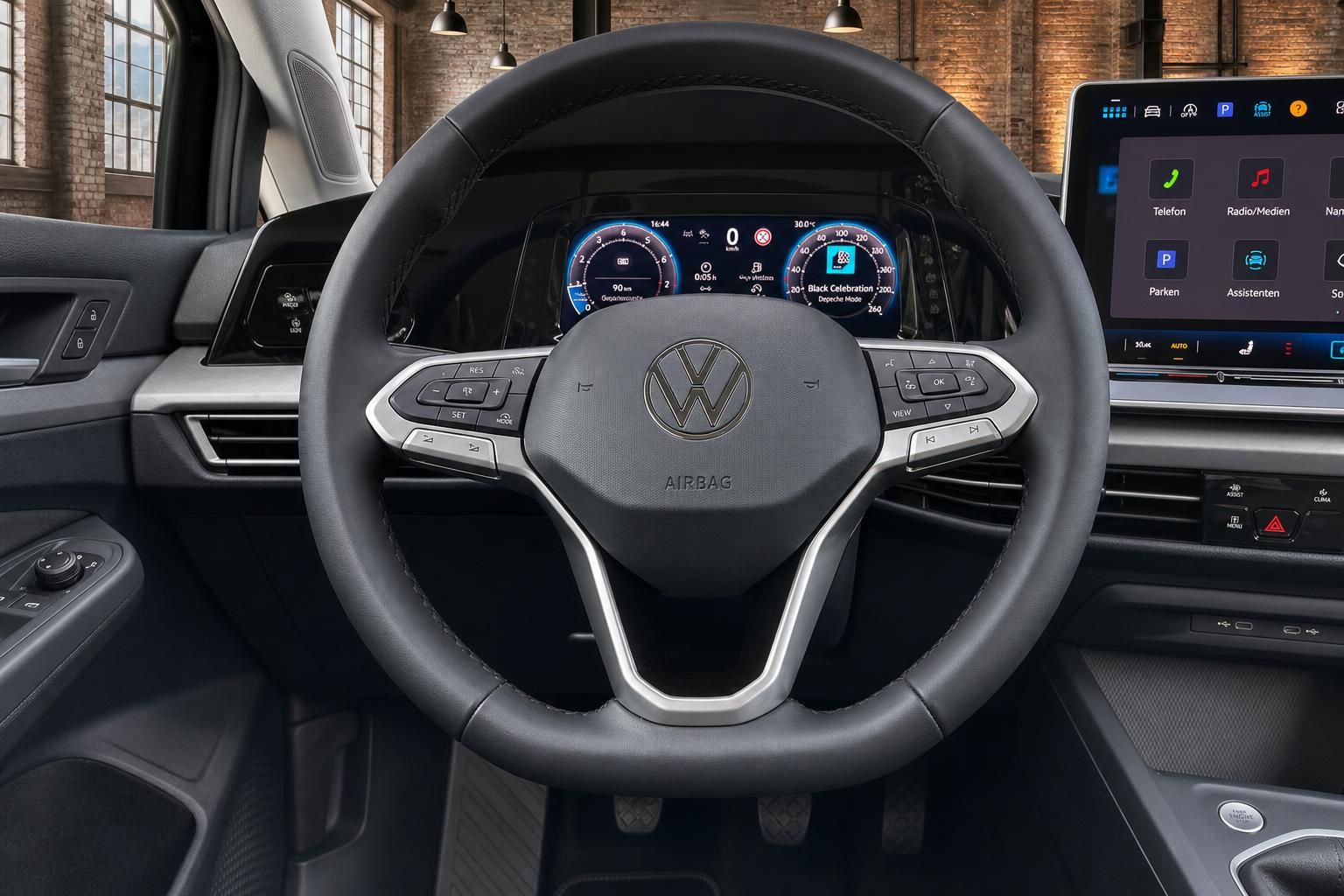 VW Lenkrad Nahaufnahme mit Bedienelementen und Digitaltacho