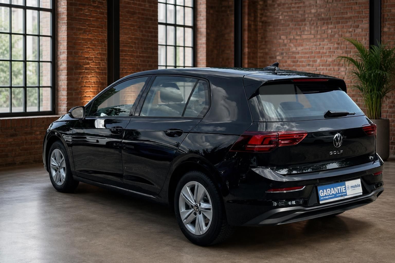 VW Golf schwarz Heckansicht seitlich mit Pflanze im Loft