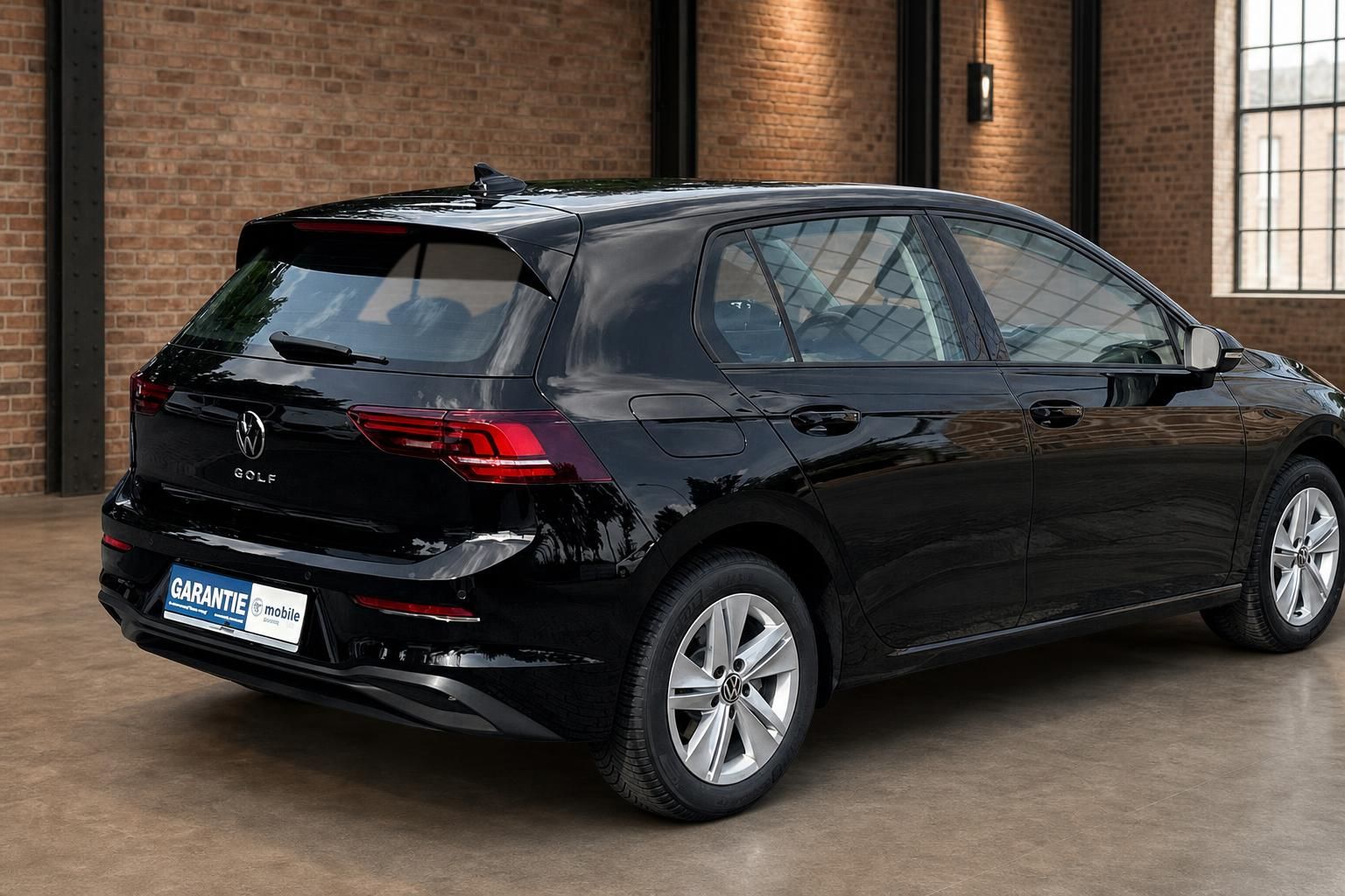 VW Golf schwarz Heckschraeg-Ansicht in stilvollem Showroom