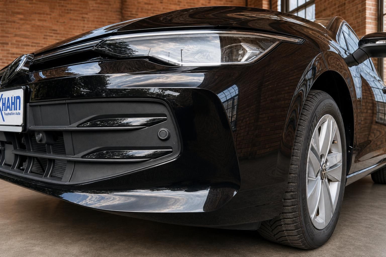 VW Golf schwarz Detailansicht Frontstoßstange und Scheinwerfer close-up