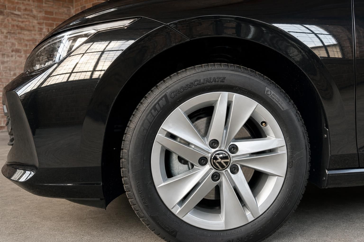 VW Golf Detailansicht Leichtmetallfelge und Vorderreifen mit Michelin Bereifung