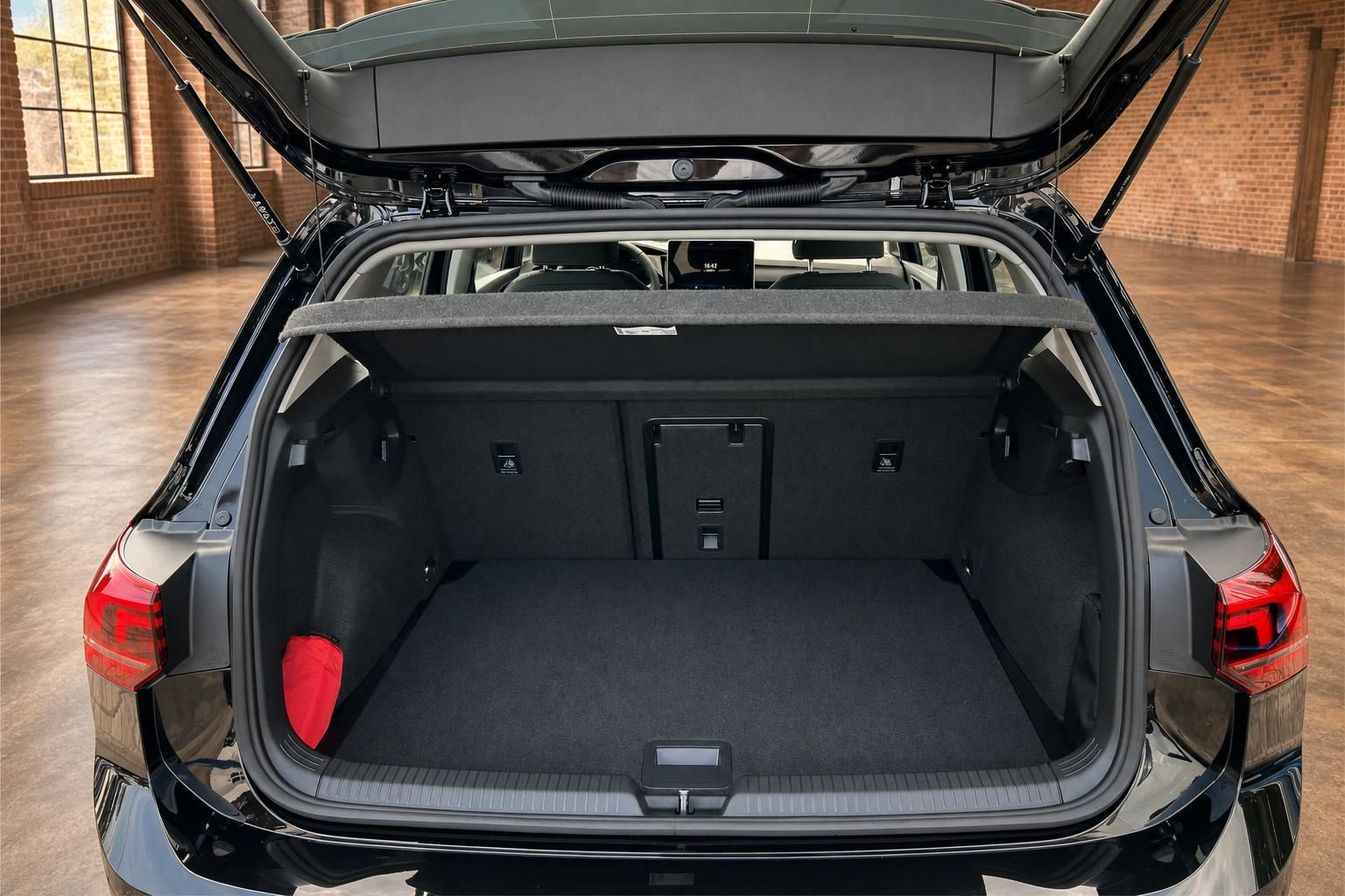 VW Golf Kombi Kofferraum mit geöffneter Heckklappe und viel Ladevolumen