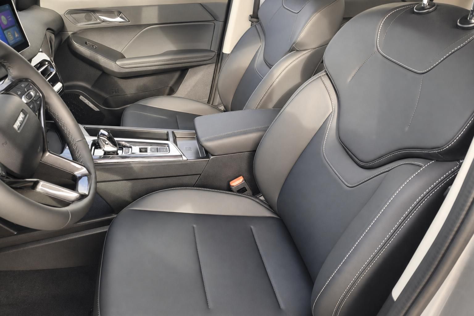 Haval Innenraum mit Ledersitzen und Mittelkonsole im Detail