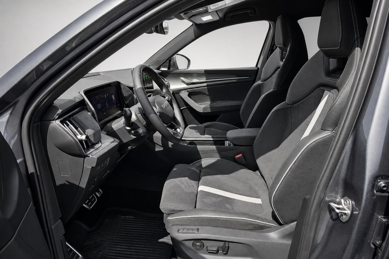 Skoda Interieur mit schwarzen Sitzen, Lenkrad und Cockpit-Bildschirm