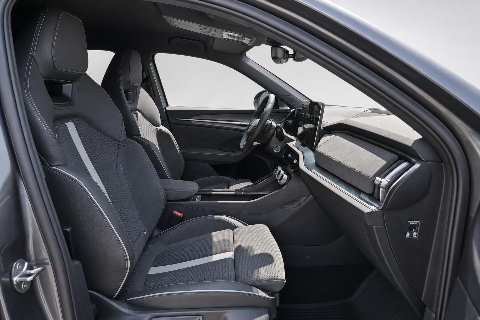 Innenraum Skoda mit Sportsitzen und Armaturenbrett, Blick durch Fahrertür