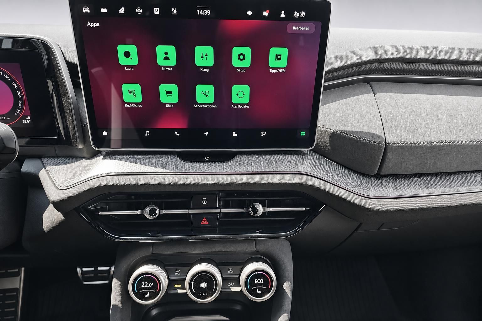 Skoda Infotainment-Touchscreen mit App-Menü und Klimabedienelementen