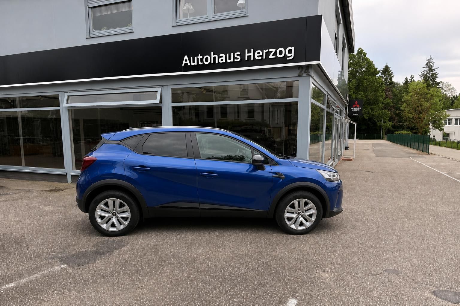 Mitsubishi ASX blau Seitenansicht vor Autohaus Herzog - eleganter Kompakt-SUV