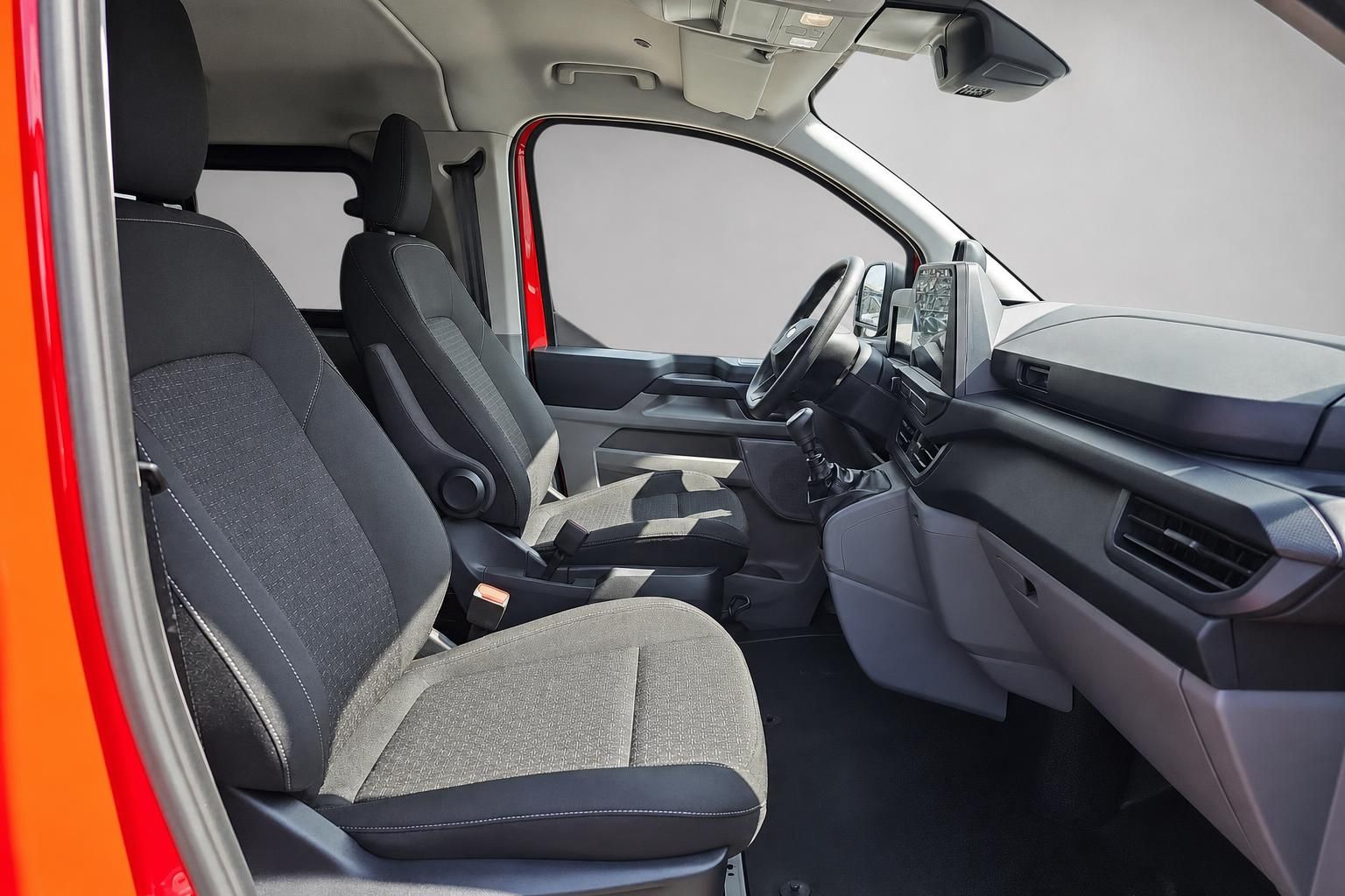 Innenraum Ford Transit Custom mit Vordersitzen und Cockpit