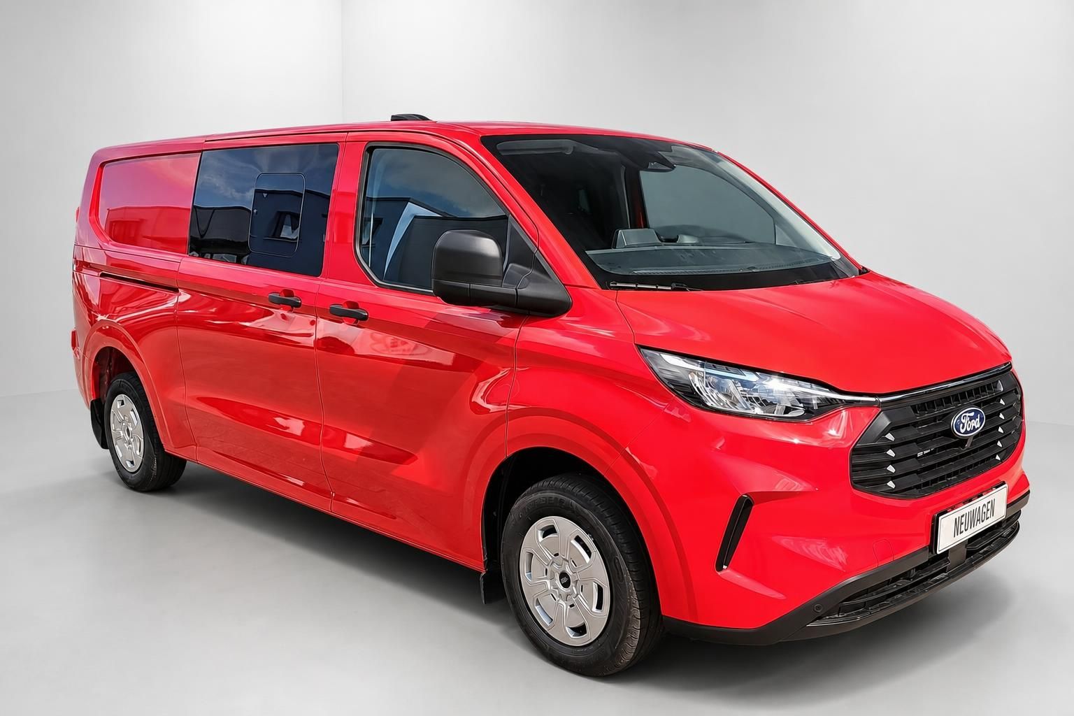 Ford Transit Custom rot, Frontansicht schräg, Neuwagen im Studio