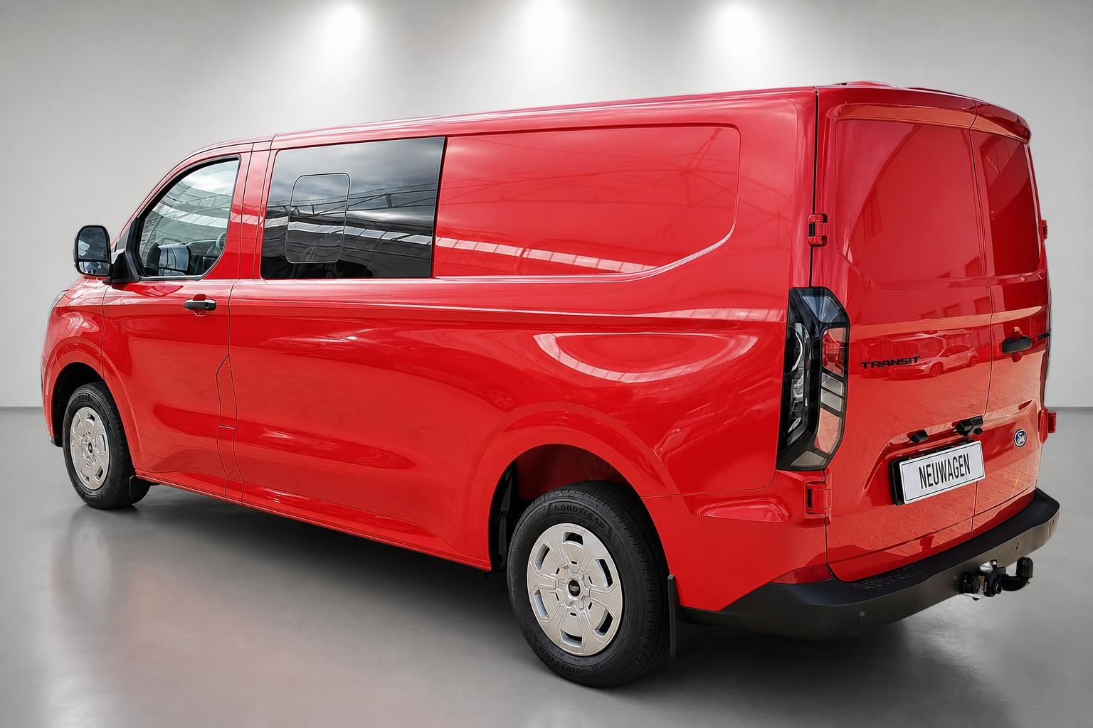 Ford Transit rot, Heckansicht schräg, Neuwagen mit Anhängerkupplung