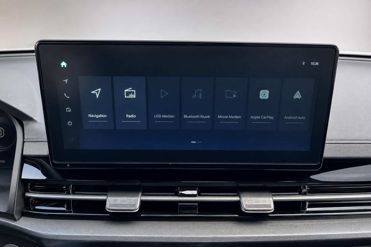 Infotainment-Display mit Navigation und Apple CarPlay im Fahrzeug