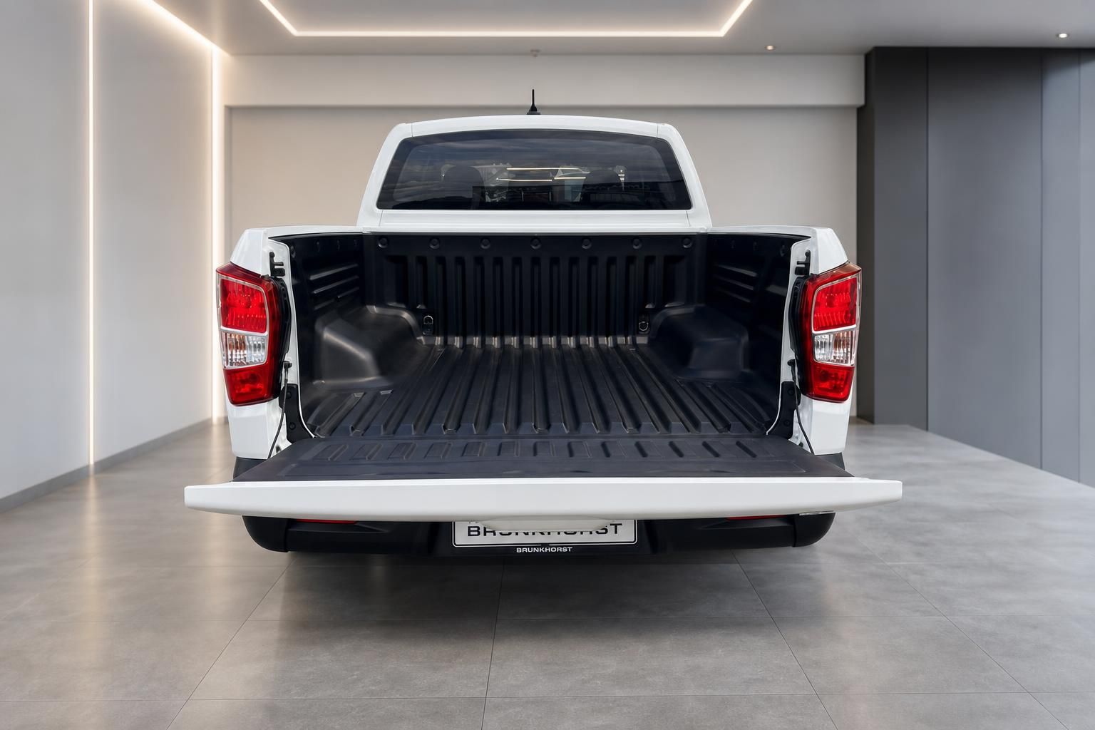 Pickup mit geöffneter Heckklappe und offener Ladefläche in Weiß