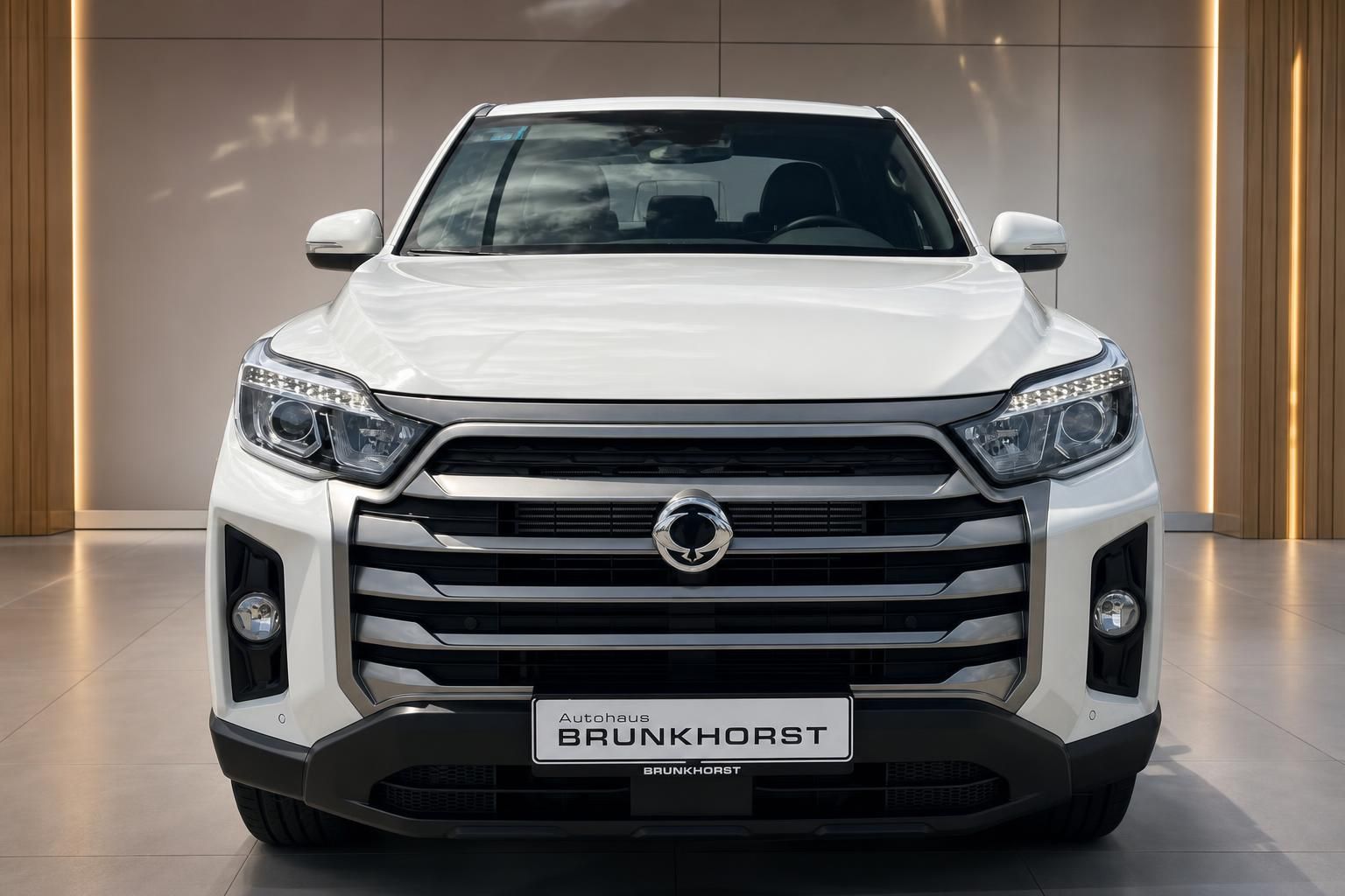 SsangYong Pickup weiß Frontansicht im Autohaus Brunkhorst Showroom